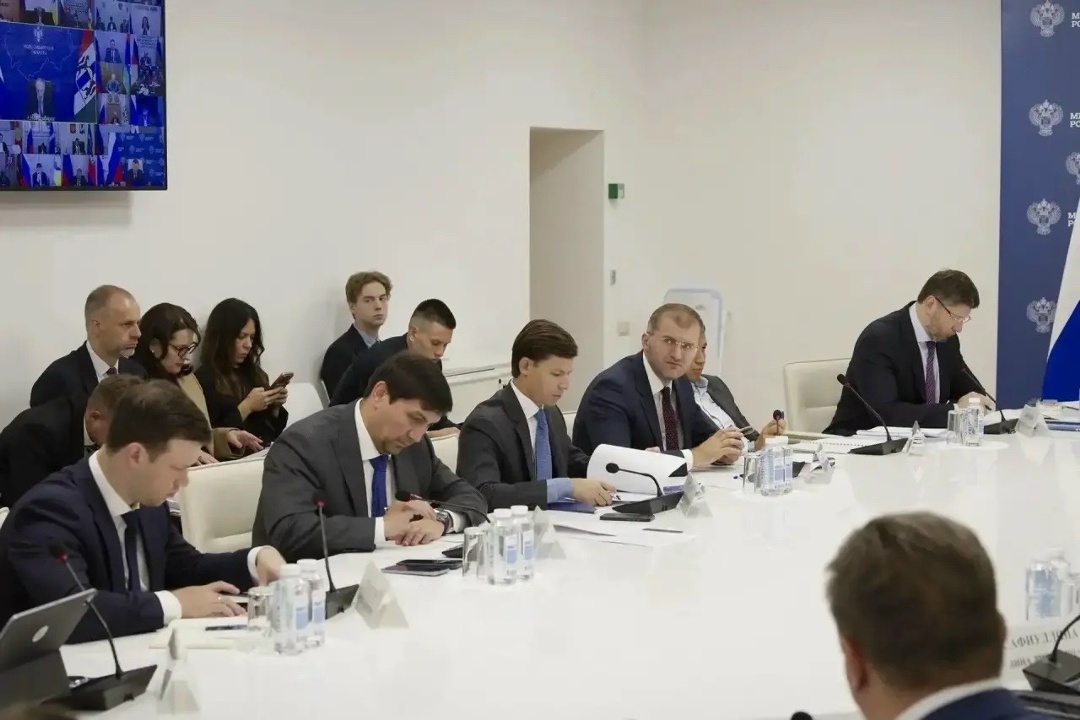 Глава Минстроя России Ирек Файзуллин провел еженедельное совещание с регионами и главными распорядителями бюджетных средств (ГРБС)