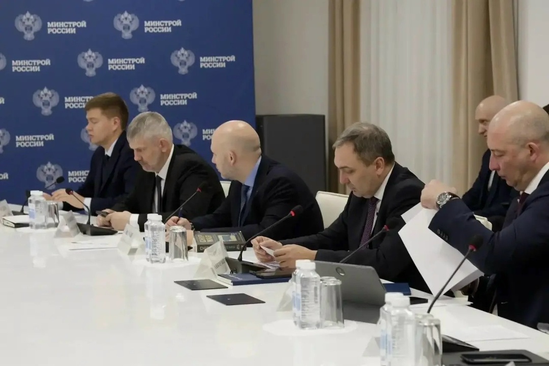 Глава Минстроя России Ирек Файзуллин провел еженедельное совещание с регионами и главными распорядителями бюджетных средств (ГРБС)