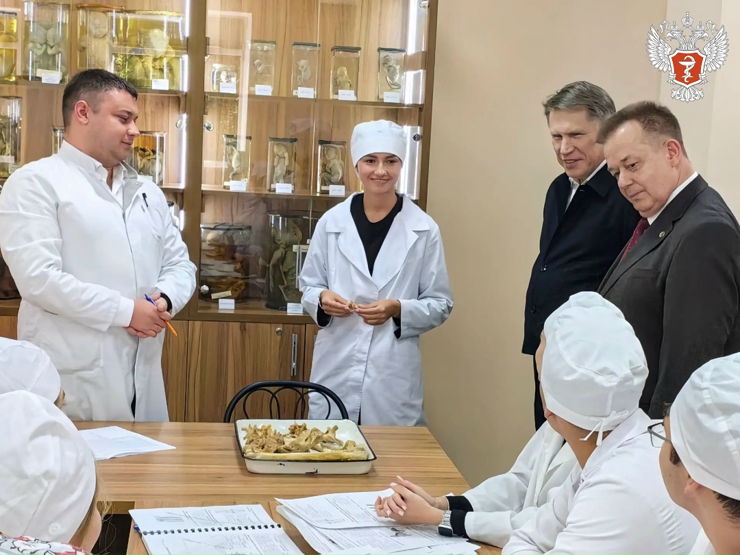 Михаил Мурашко в ДНР встретился со школьниками медицинского лицея и студентами Донецкого ГМУ Минздрава России