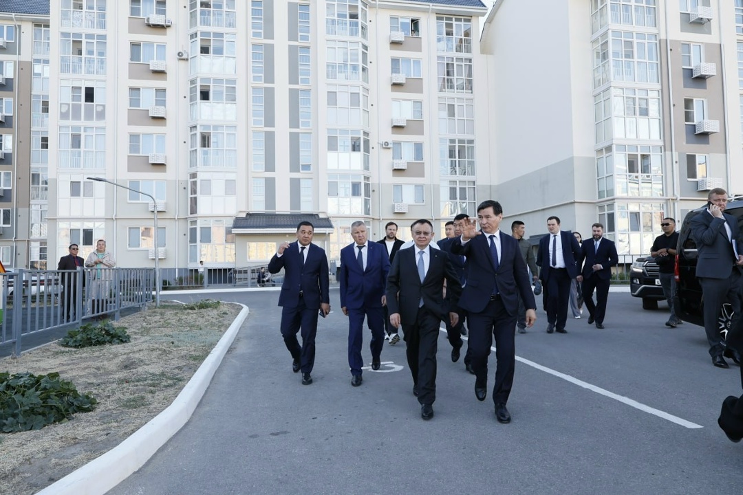 Глава Минстроя Ирек Файзуллин посетил Калмыкию.