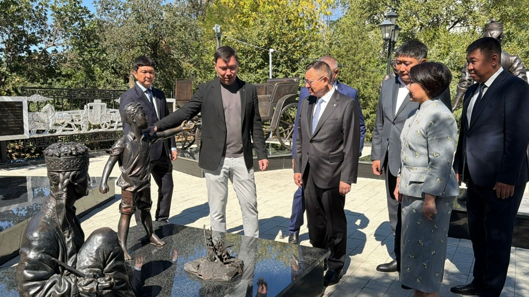 Глава Минстроя Ирек Файзуллин посетил Калмыкию.