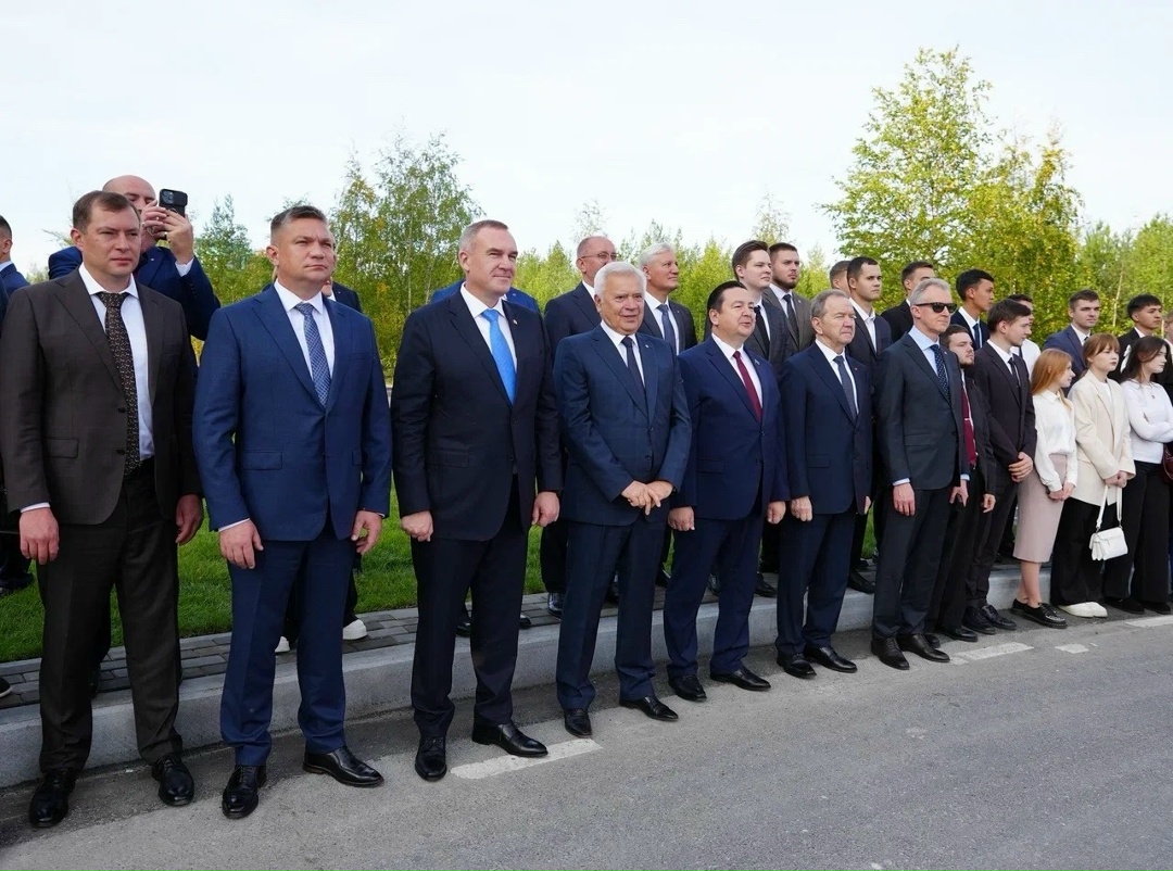 Нефтью едины При поддержке Благотворительного фонда «ЛУКОЙЛ» в Когалыме
установлена скульптурная композиция в честь 35-летия ЛУКОЙЛа
