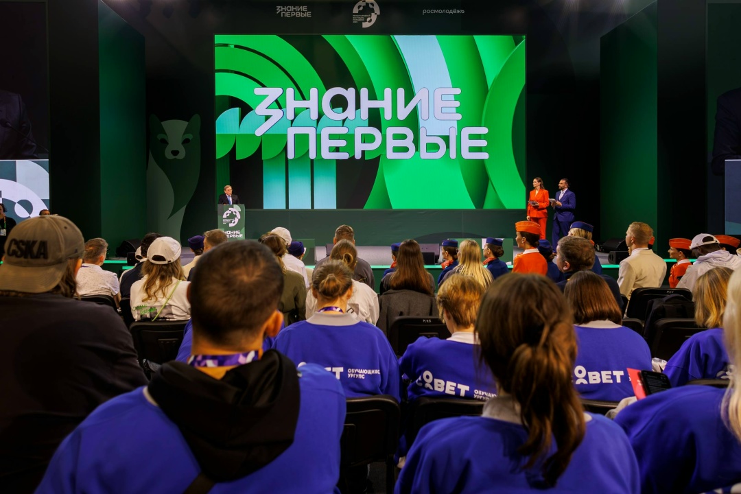 Вице-премьер Виталий Савельев выступил на просветительском марафоне Российского общества «Знание» в рамках Международного фестиваля молодежи в Екатеринбурге.