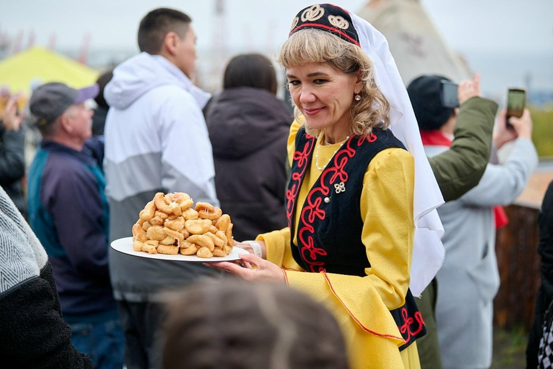 Микс культур, один общий стол и хоровод на всю площадку