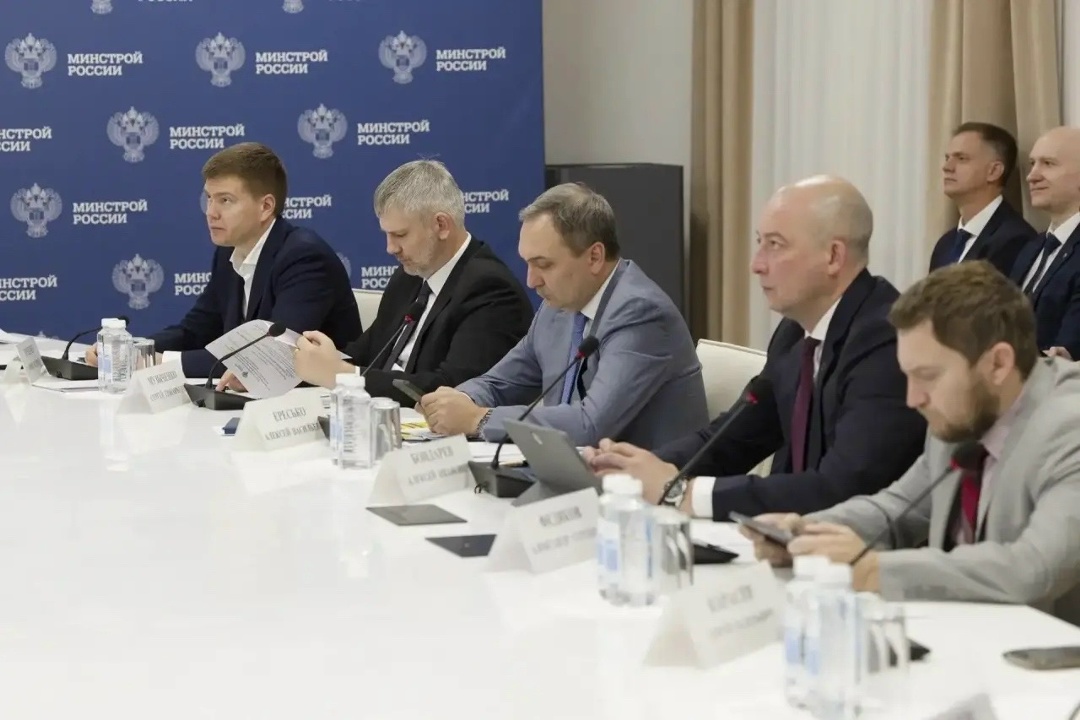 Глава Минстроя России Ирек Файзуллин провел еженедельное совещание с регионами и главными распорядителями бюджетных средств (ГРБС)