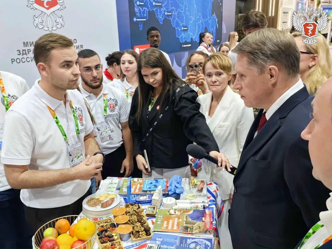Михаил Мурашко посетил пространство «Жизнедеятельность» на МФМ-2026
