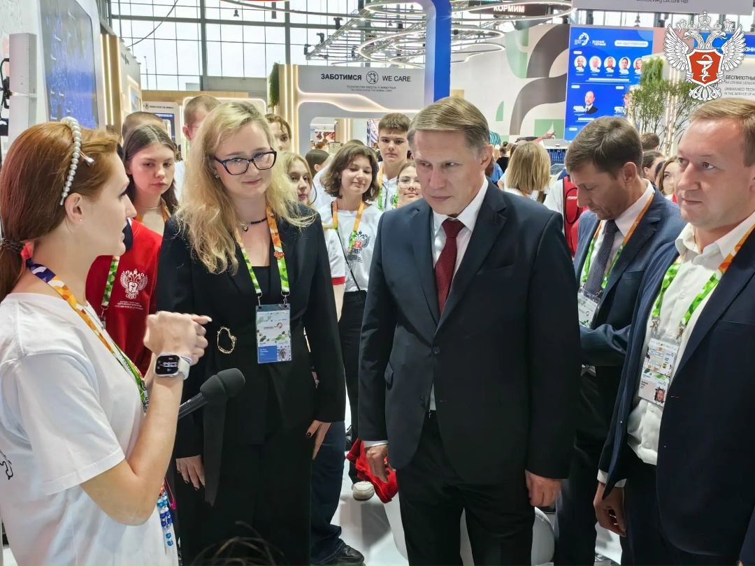 Михаил Мурашко посетил пространство «Жизнедеятельность» на МФМ-2026