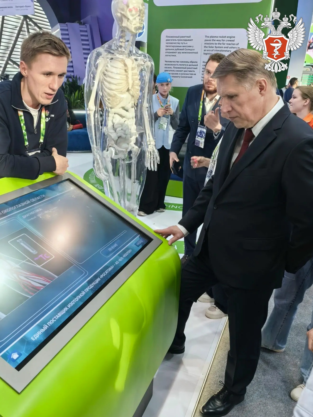 Михаил Мурашко посетил пространство «Жизнедеятельность» на МФМ-2026