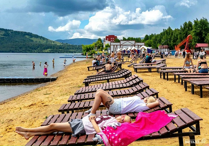 Новые рекорды курорта ММК «Банное»: за лето пляж посетили более 170 тысяч раз.