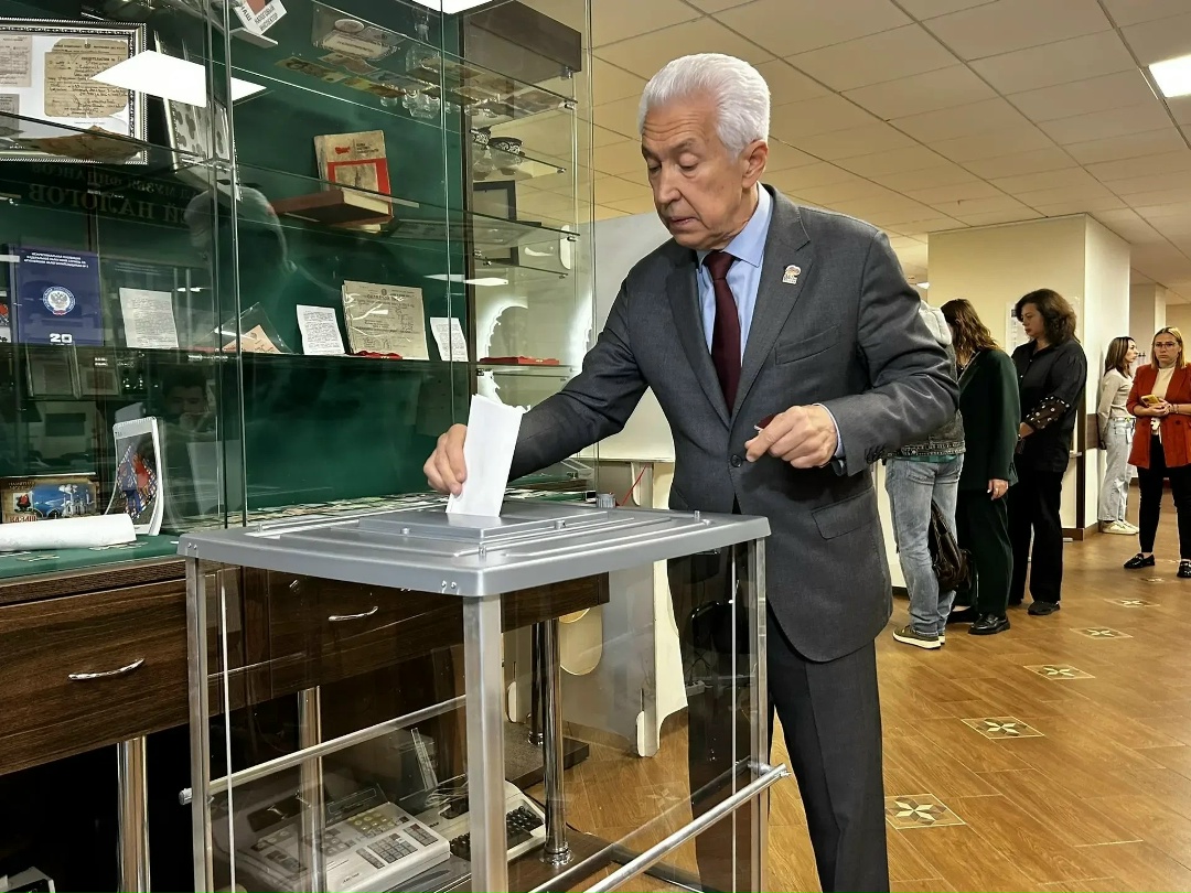 Руководитель фракции «Единая Россия» Владимир Васильев проголосовал на выборах депутатов Государственной Думы IX созыва на избирательном участке в Москве,…