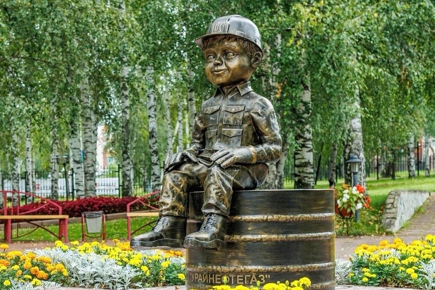 Новый талисман города нефтяников Бронзовый малыш по имени Ойлик поселился в центральном парке Урая.